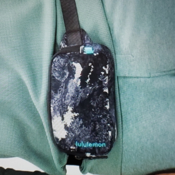 NEW Lululemon Everywhere Mini Belt Bag in Psychedelic Toile Peri Purple - Picture 8 of 9